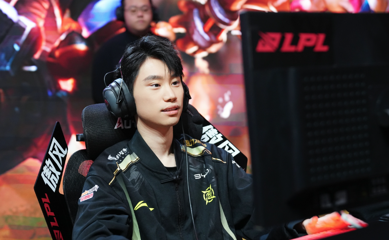 包含HLE碾压FPX，Doinb极限生还后反打鏖战多局八强赛，成为赛场最大亮点的词条