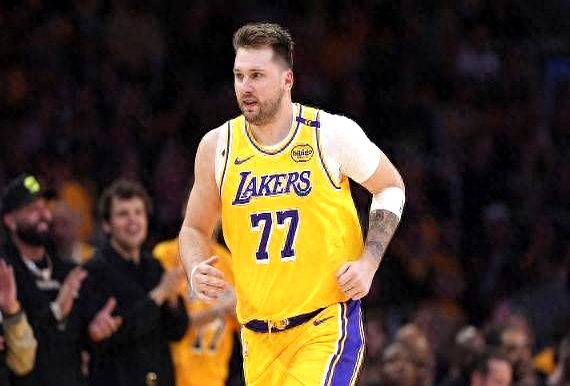 老将球员发挥出色，率领球队连胜逆袭