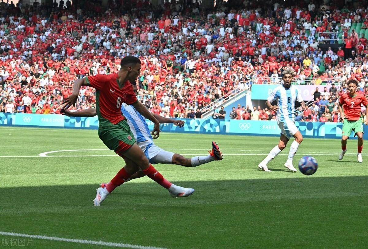 熊猫体育平台-运动员在足球比赛中展现出色的技术和战斗